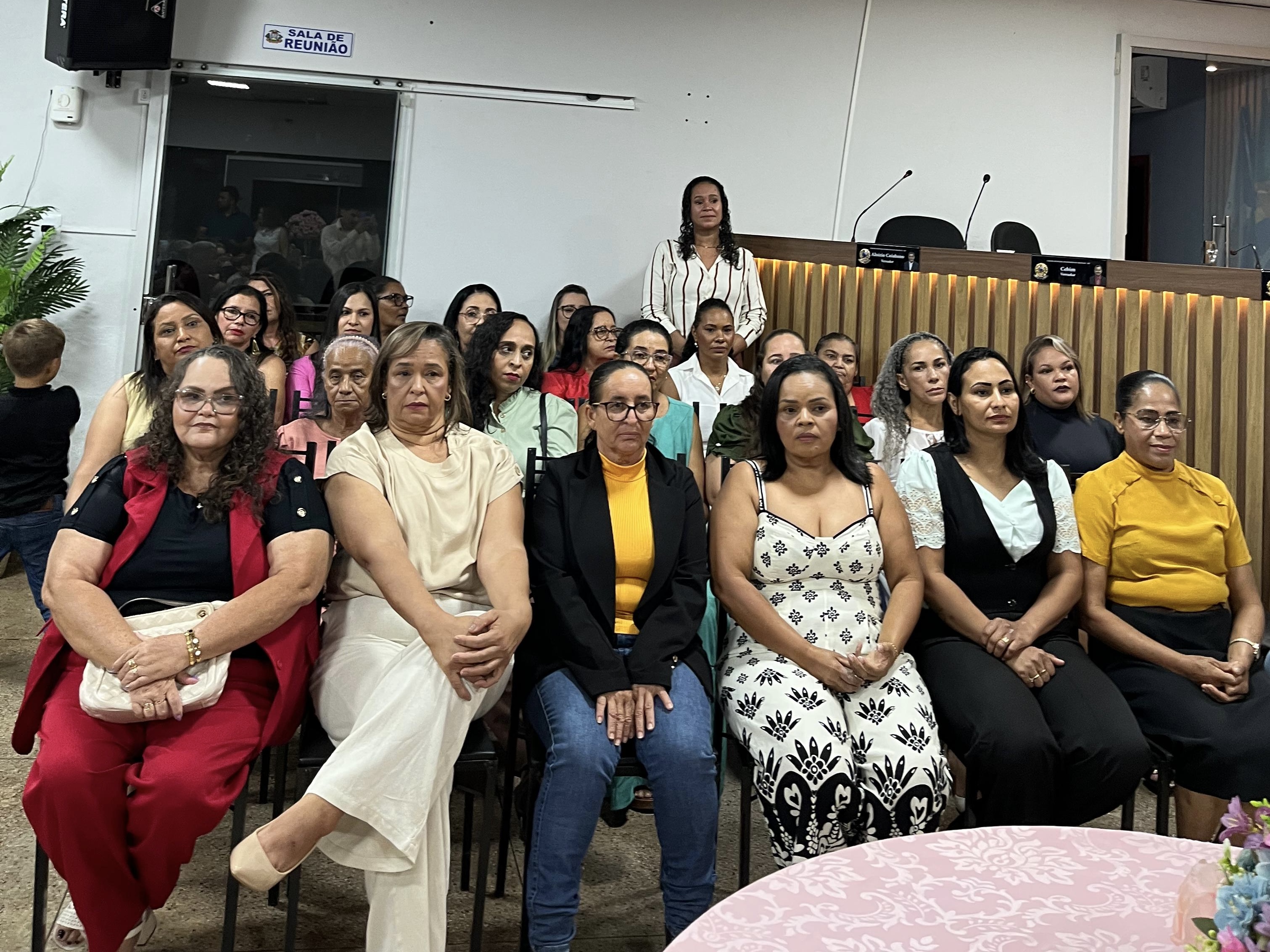 Câmara Municipal homenageia 24 mulheres em noite marcada por emoção e reconhecimento